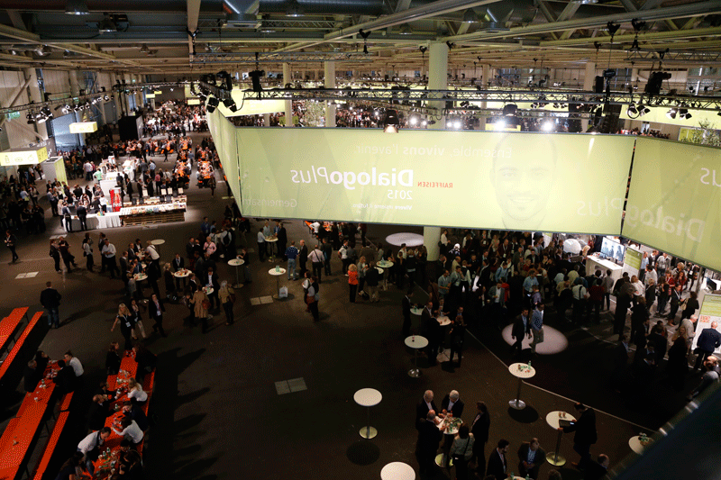 Dialog plus Stimmungsbild von oben Mitarbeiterevent Raiffeisen Schweiz